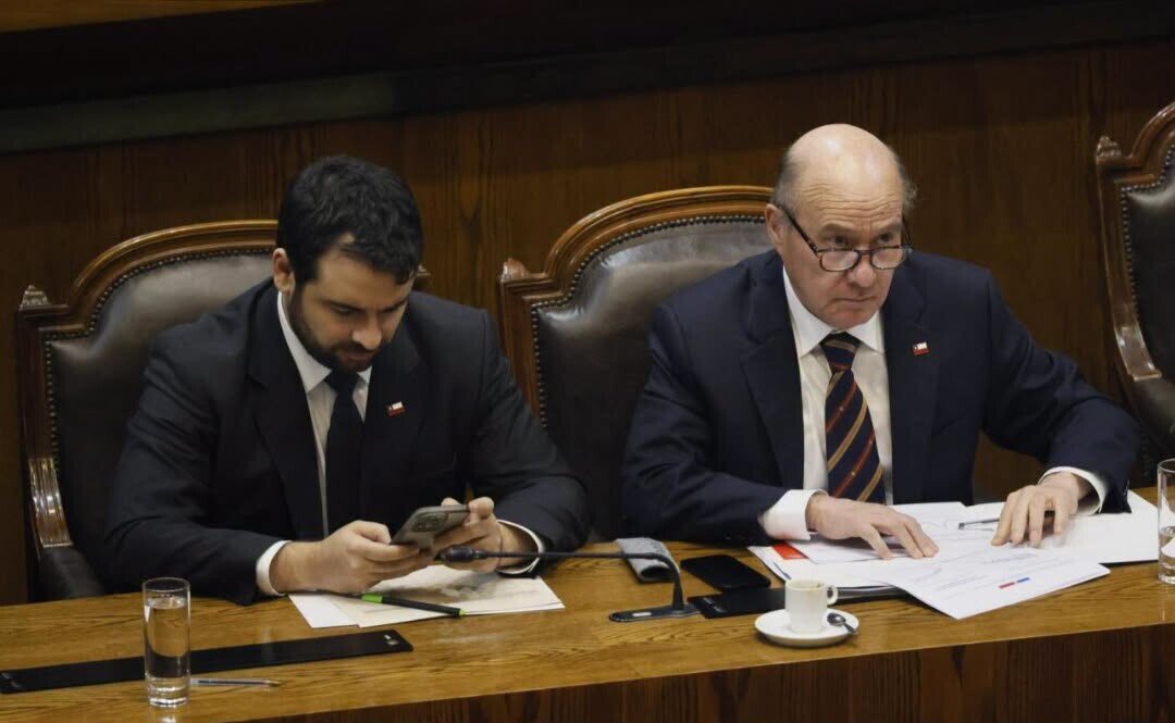 EL GOBIERNO QUE REMA HACIA ATRÁS: ATRAPADO EN SUS PROPIAS REDES: RENUNCIA SUBSECRETARIO DE HACIENDA