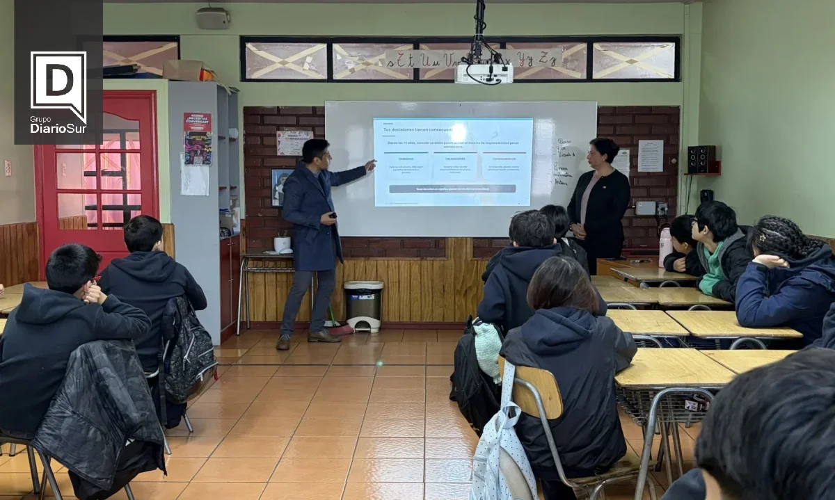 Conocer la ley para no caer en ella: más de 60 estudiantes de Coyhaique reciben charla sobre responsabilidad penal adolescente
