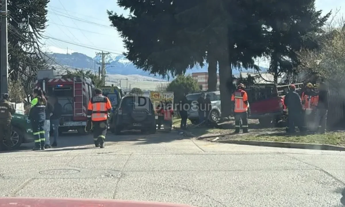 Triple colisión con camión de gas en el centro de Coyhaique deja dos heridos y expone riesgos en la seguridad vial urbana