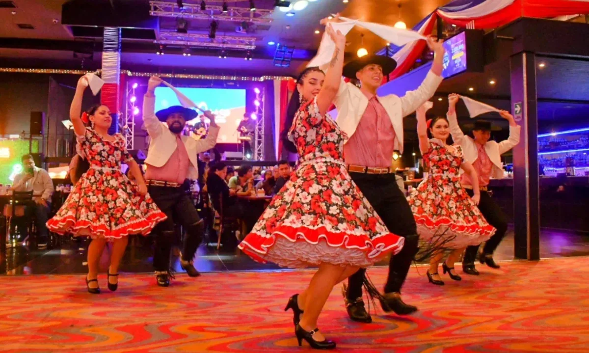 Cueca bajo techo de casino: cinco parejas disputan la final del Tiki Tiki Dreams en Coyhaique con premios de $2 millones y restricción para menores