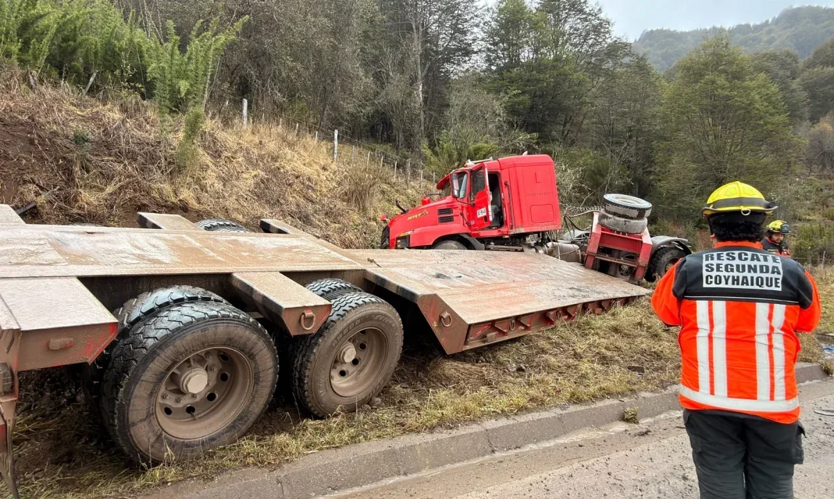 Camión contra un cerro en El Arenal: cinco personas afectadas, incluidos dos menores, en la Ruta 240