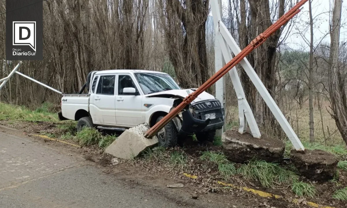 Un camión se salió del camino y chocó contra un tirante en Coyhaique: la unidad de rescate concurrió al sitio