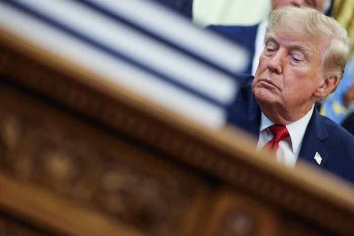 Blindaje informativo: Trump vetó a CNN, MSNOW y Politico de la Casa Blanca y amenaza con silenciar a más prensa