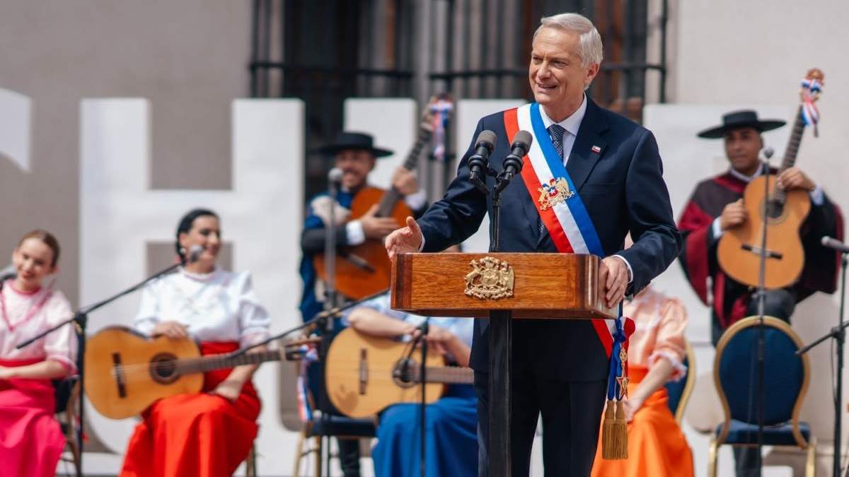 El esquinazo del poder: Kast celebra el "orgullo" de Chile entre élites y uniformados