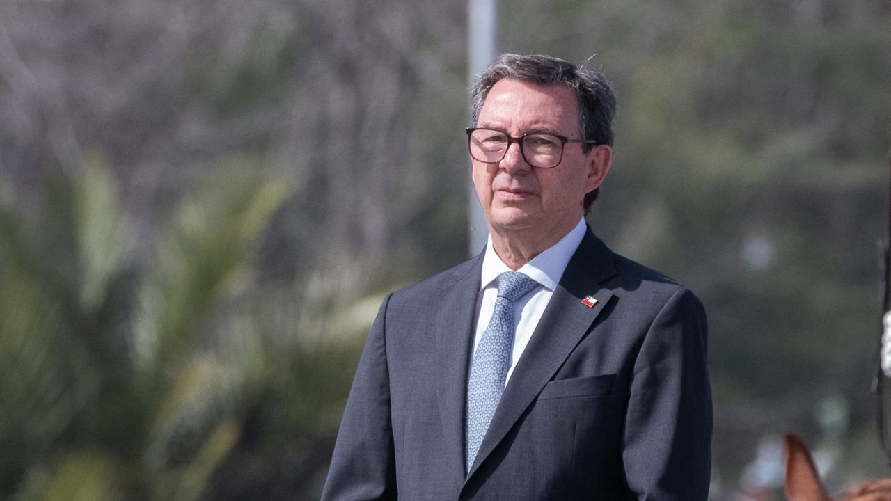 Barros se abstiene del cable chino, pero Contraloría cuestiona su doble estándar