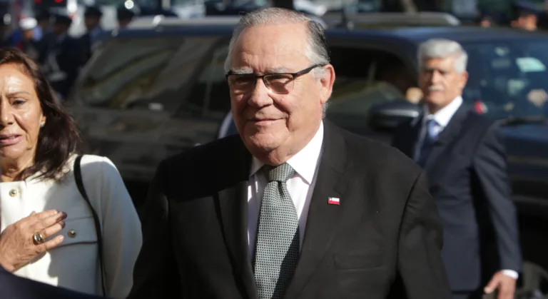 Ministro Campos repite su subordinación política: reitera que la centroizquierda es 'vagón de cola' y ata su futuro al éxito de Kast