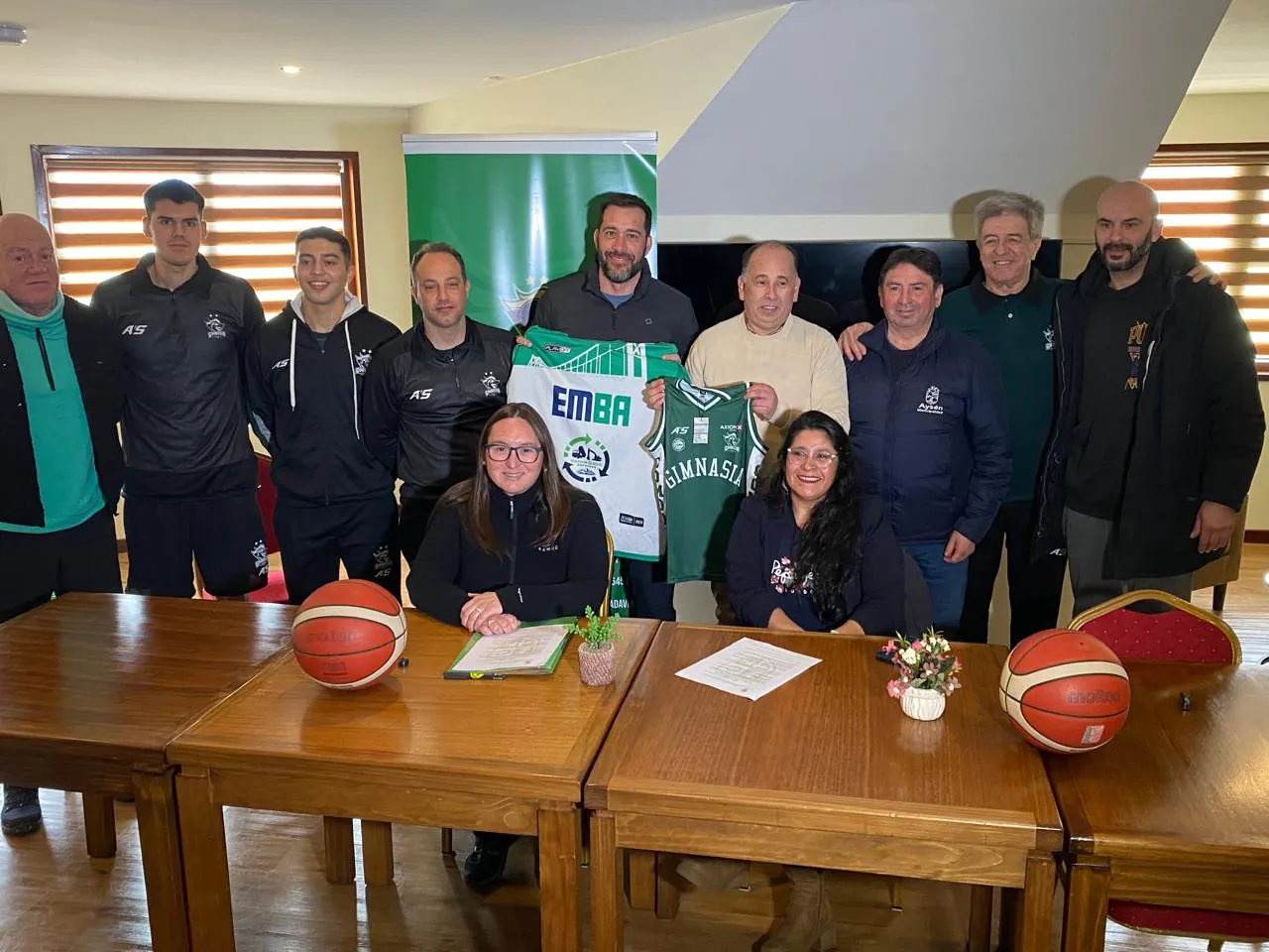 EMBA y club argentino sellan alianza para que Puerto Aysén vuelva al básquetbol profesional