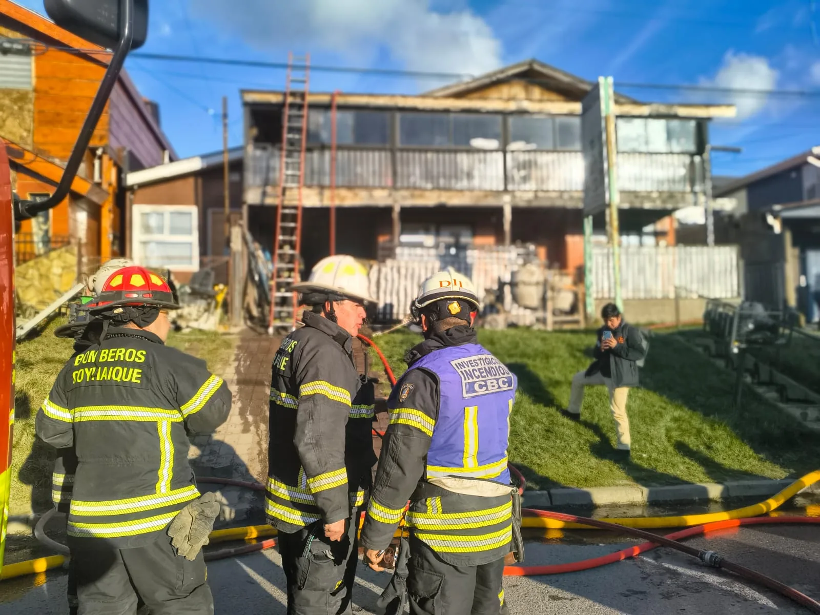 Fuego consume local comercial y vivienda en el centro de Coyhaique: Bomberos evitan propagación y atienden a vecina afectada