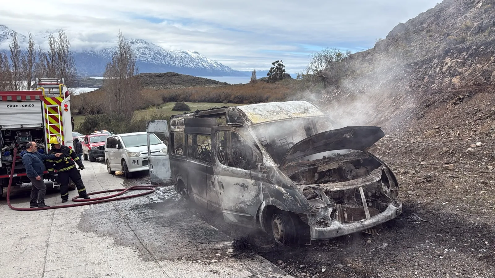 Incendio de transfer subvencionado en ruta a Chile Chico deja a pasajeros a la deriva y expone falencias del Estado