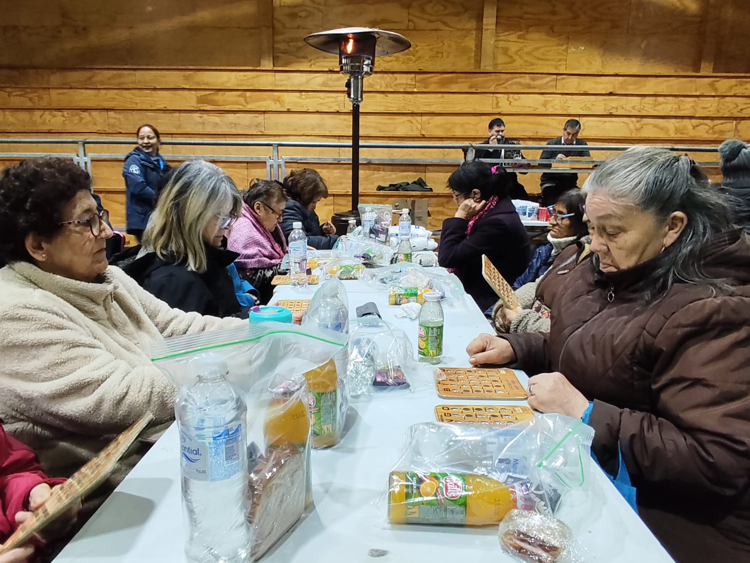 Adultos mayores de Puerto Aysén disfrutan de deportes y juegos en jornada comunitaria