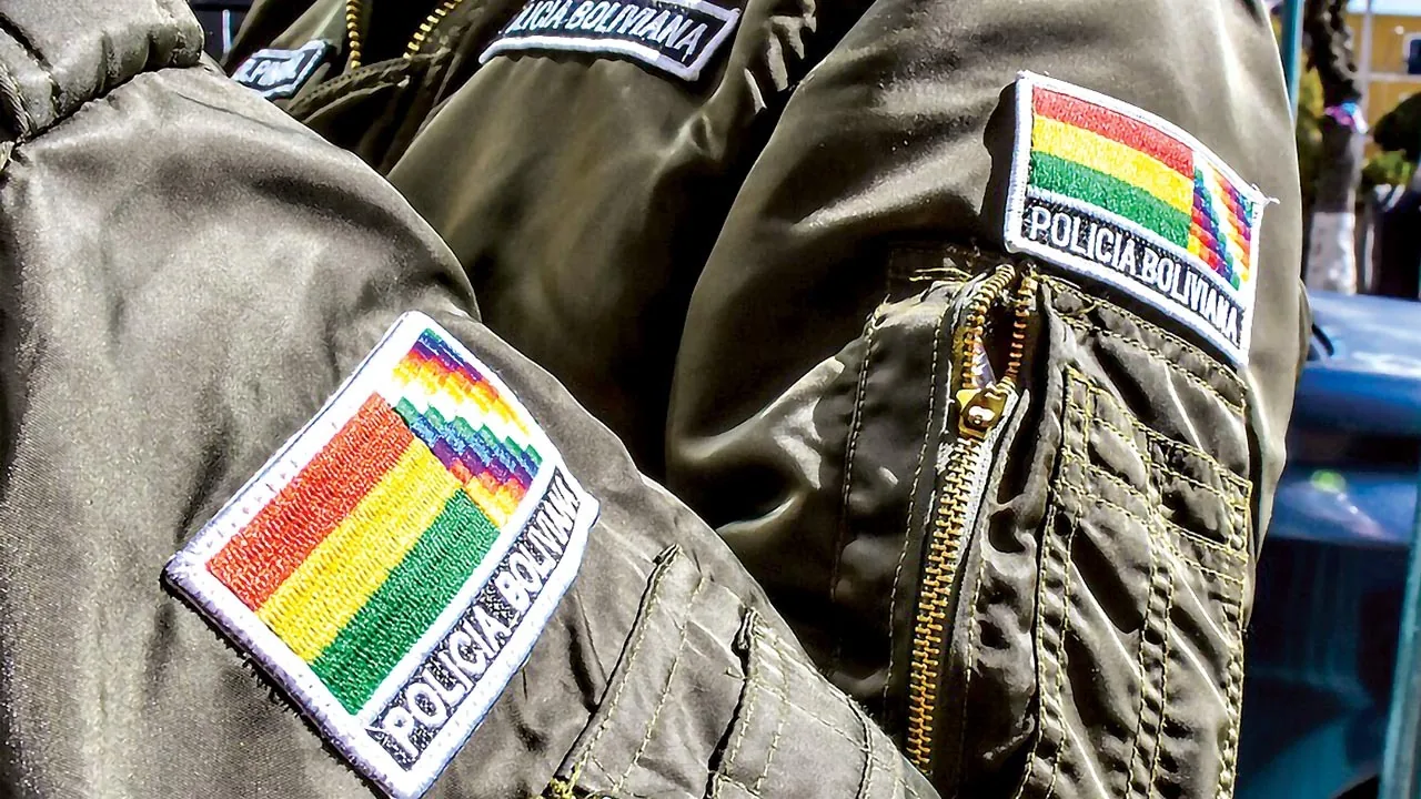EE.UU. entrega equipos de protección a la Policía boliviana para mejorar el control del orden público