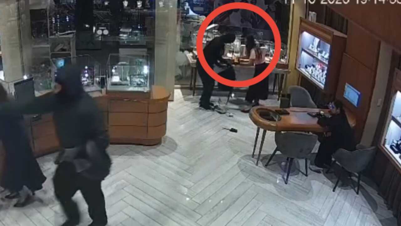 Detienen a trabajadora de joyería por presunto atraco en Santa Cruz