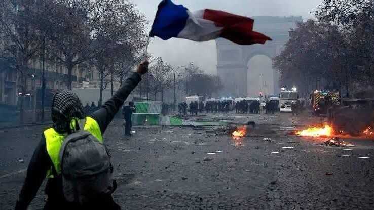 Francia enfrenta ola de violencia con miles de detenidos y agentes heridos