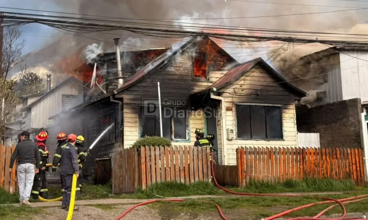Incendio destruye vivienda y daña otra en Coyhaique durante tarde del domingo