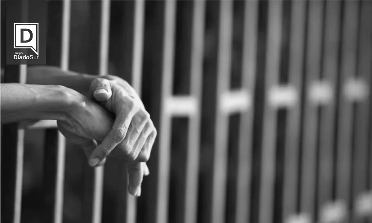 Detienen a hombre acusado de pagar por material íntimo a menor de 13 años en Coyhaique