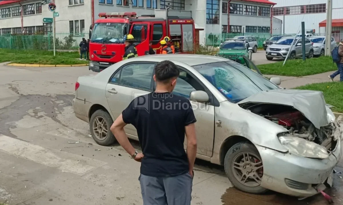 Choque en el centro de Coyhaique deja dos heridos y moviliza a emergencias