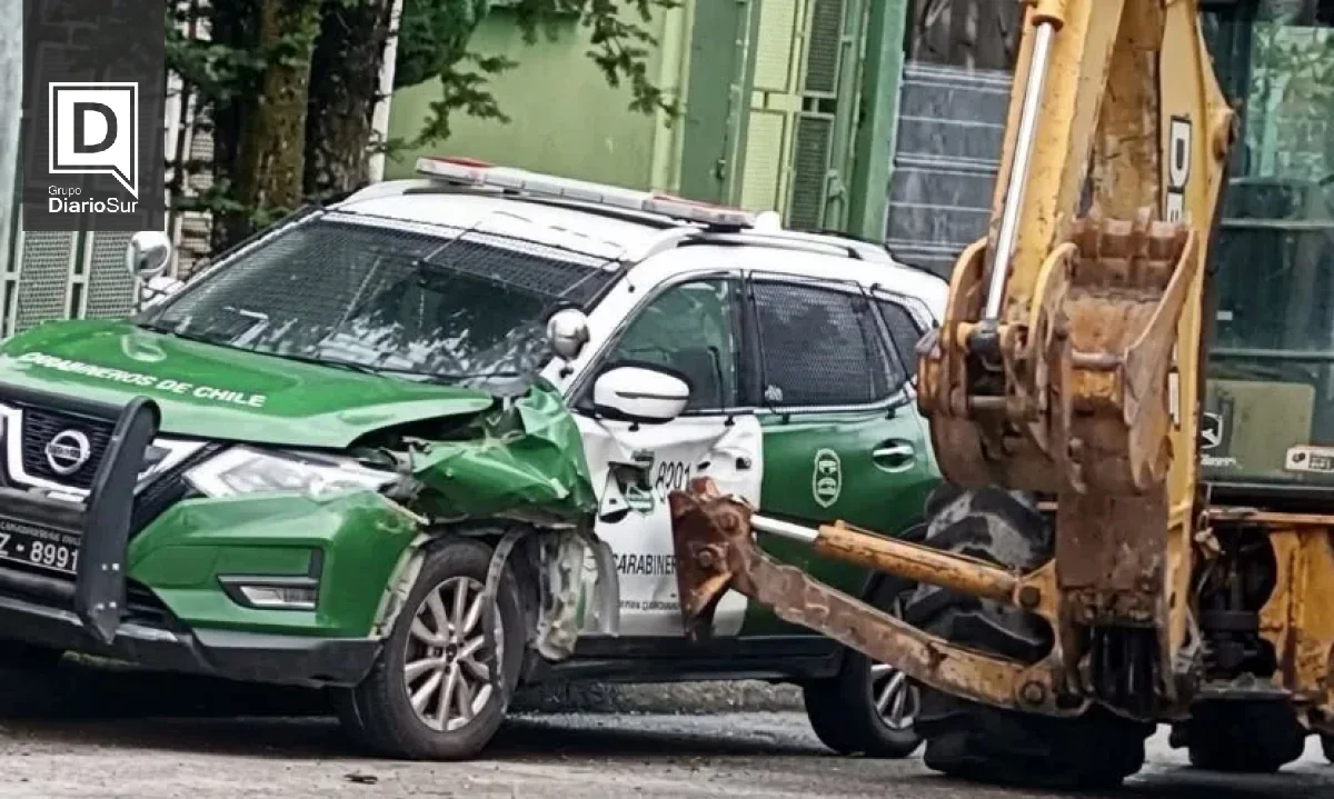 Accidente con retroexcavadora municipal daña patrulla de Carabineros en Puerto Cisnes