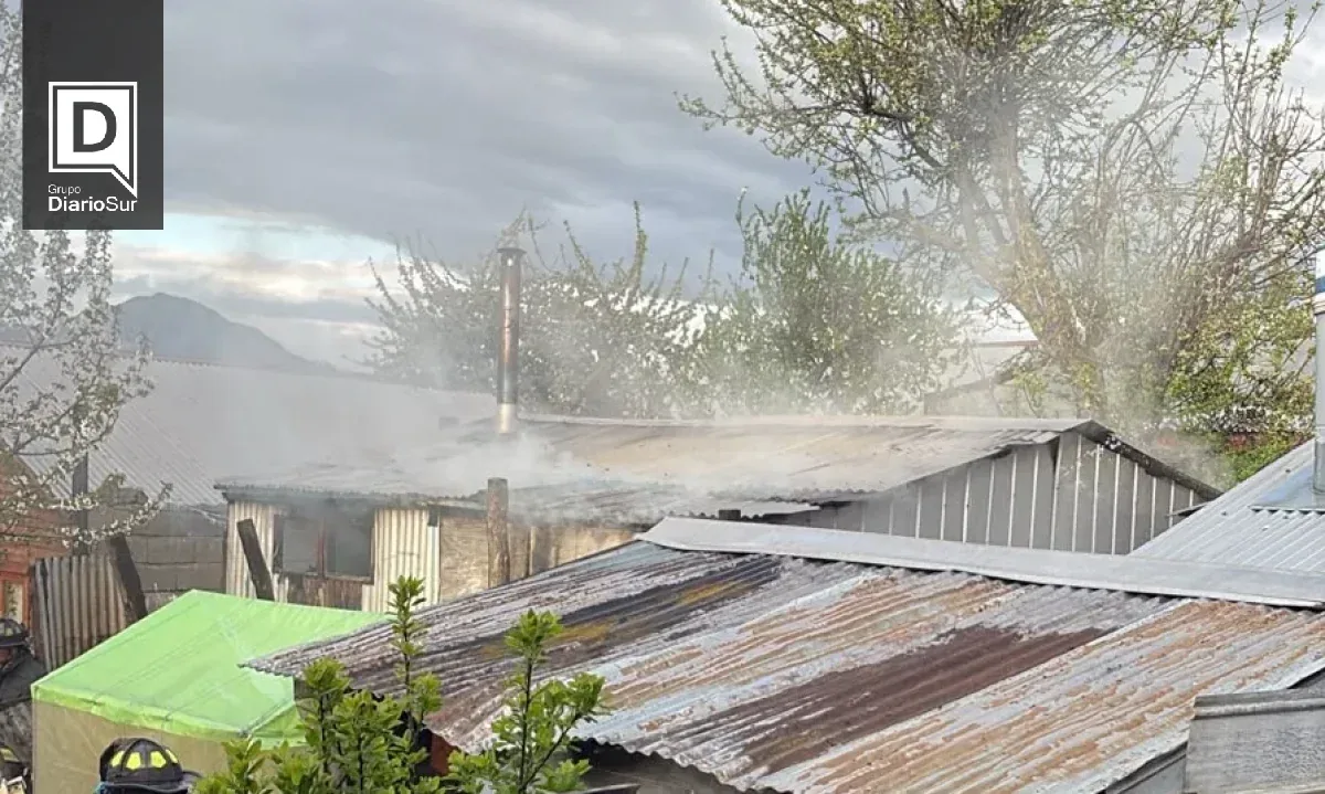 Incendio en Coyhaique: Bomberos contienen fuego en vivienda y comunidad se mantiene alerta