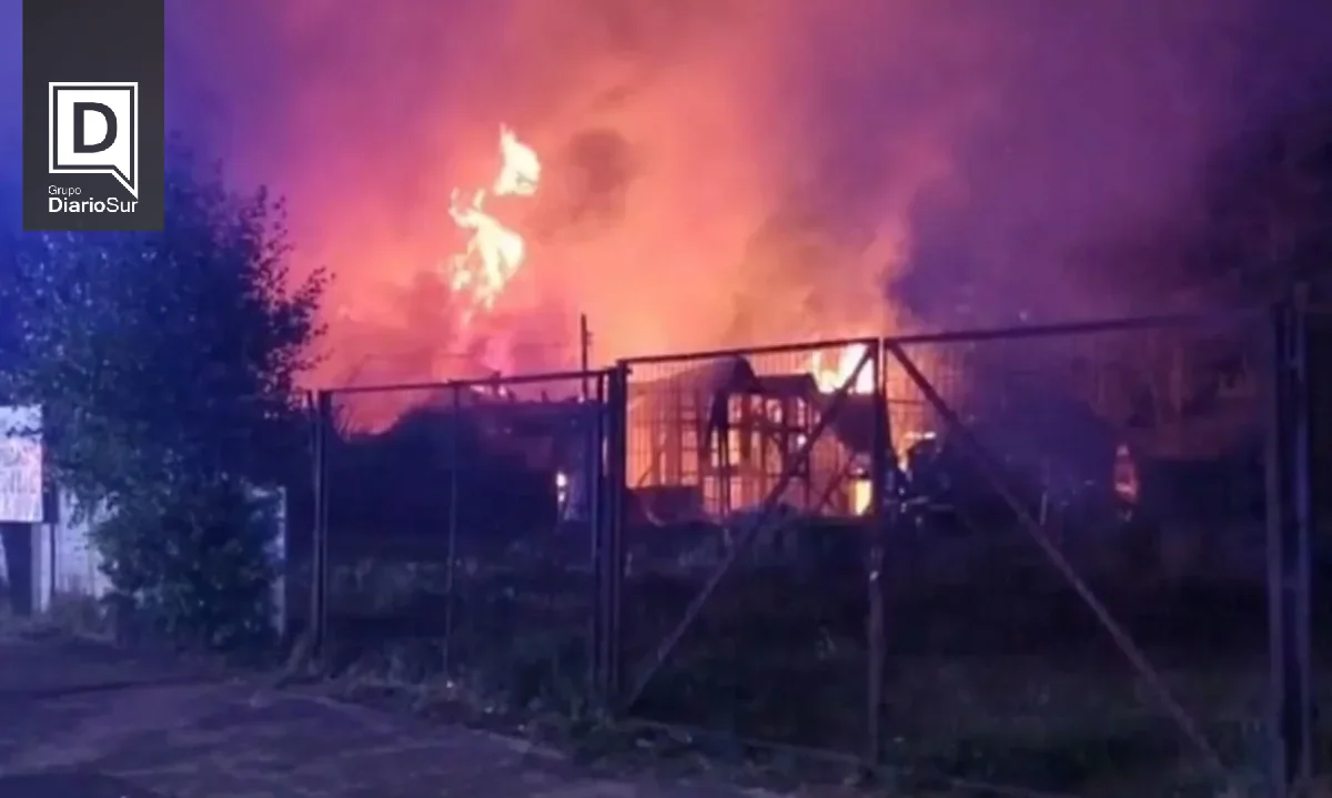 Incendio en casa okupa en el centro de Puerto Aysén deja una bodega dañada