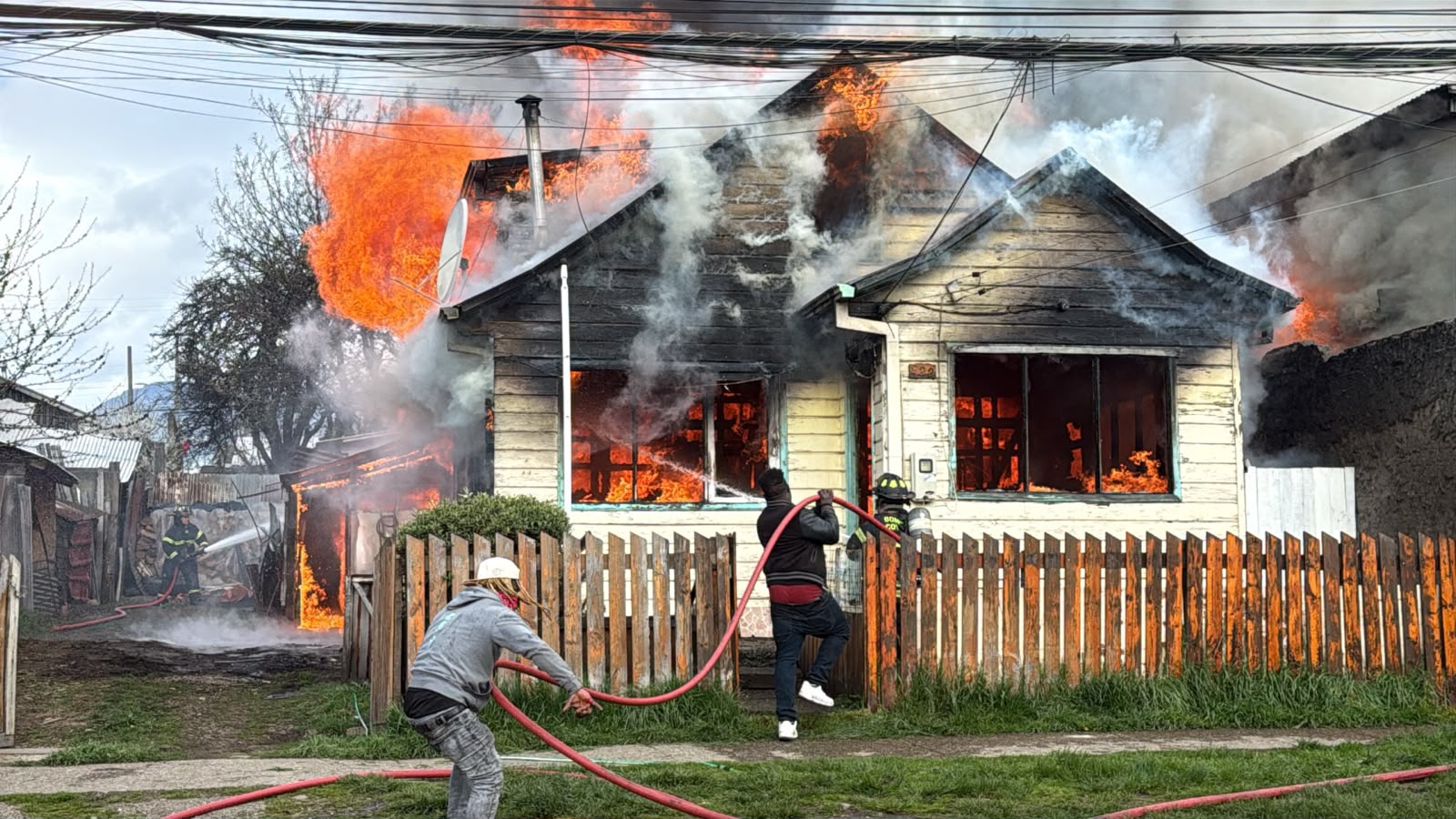 Incendio de gran magnitud en Coyhaique afecta dos viviendas y activa ABC de emergencia