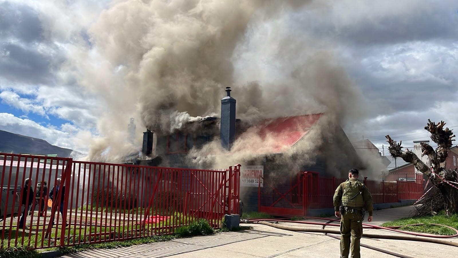 Incendio destruye parcialmente vivienda en el corazón de Coyhaique