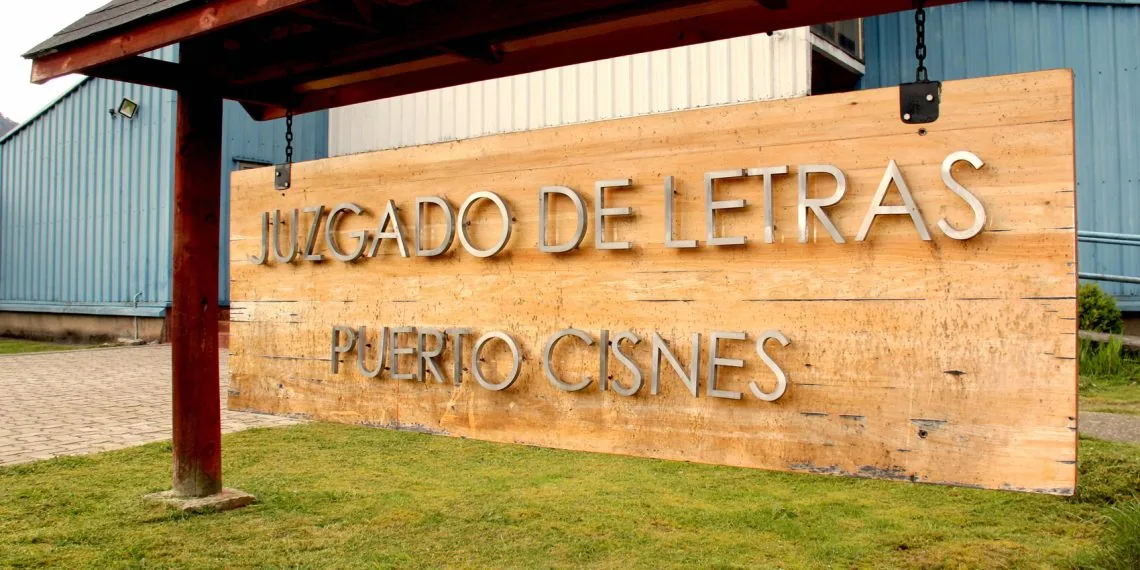 Parricidio frustrado en Puerto Cisnes: la prisión preventiva de una mujer divide a la comunidad