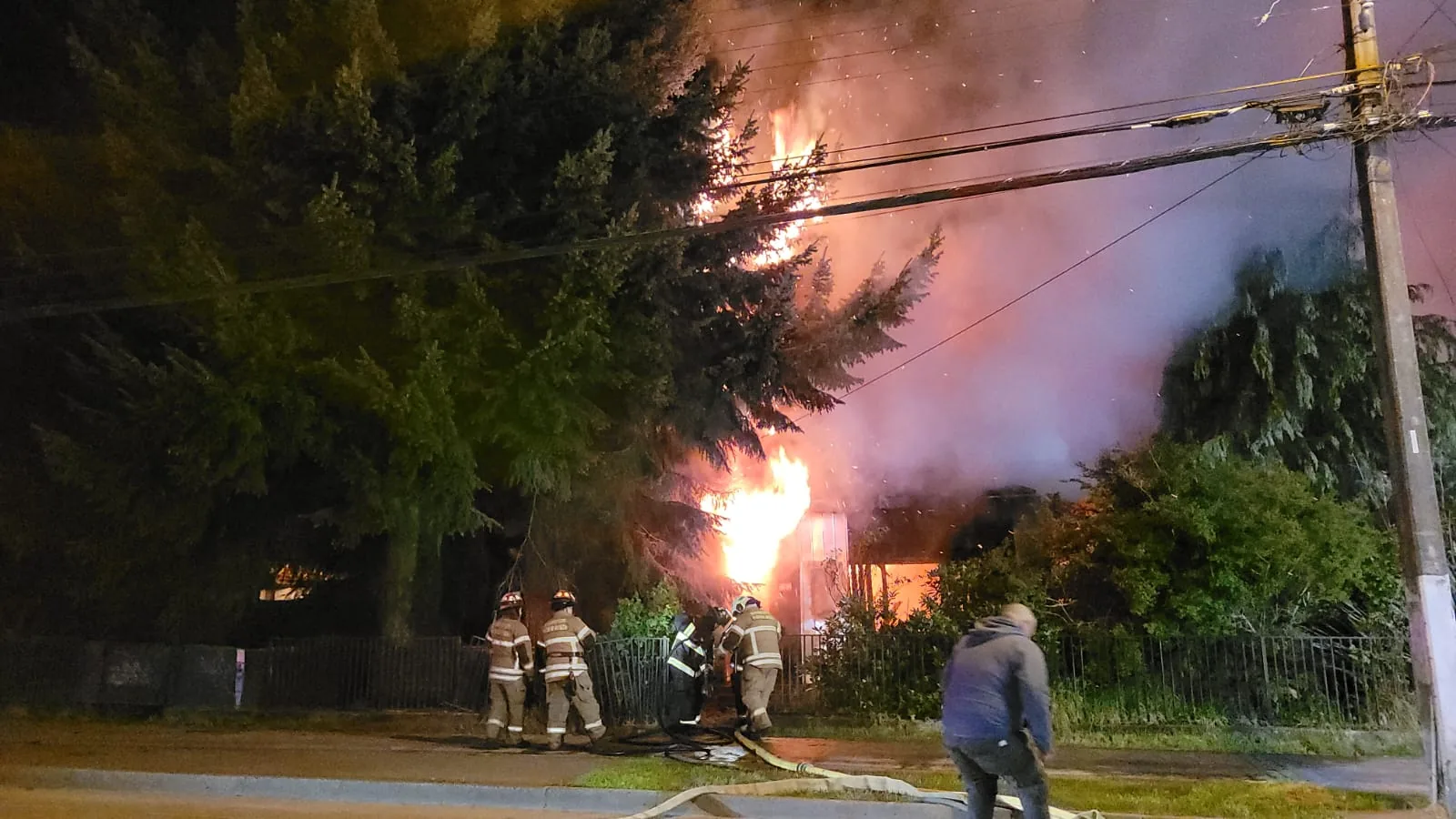 Incendio en el centro de Puerto Aysén consume una vivienda abandonada y parte del entorno