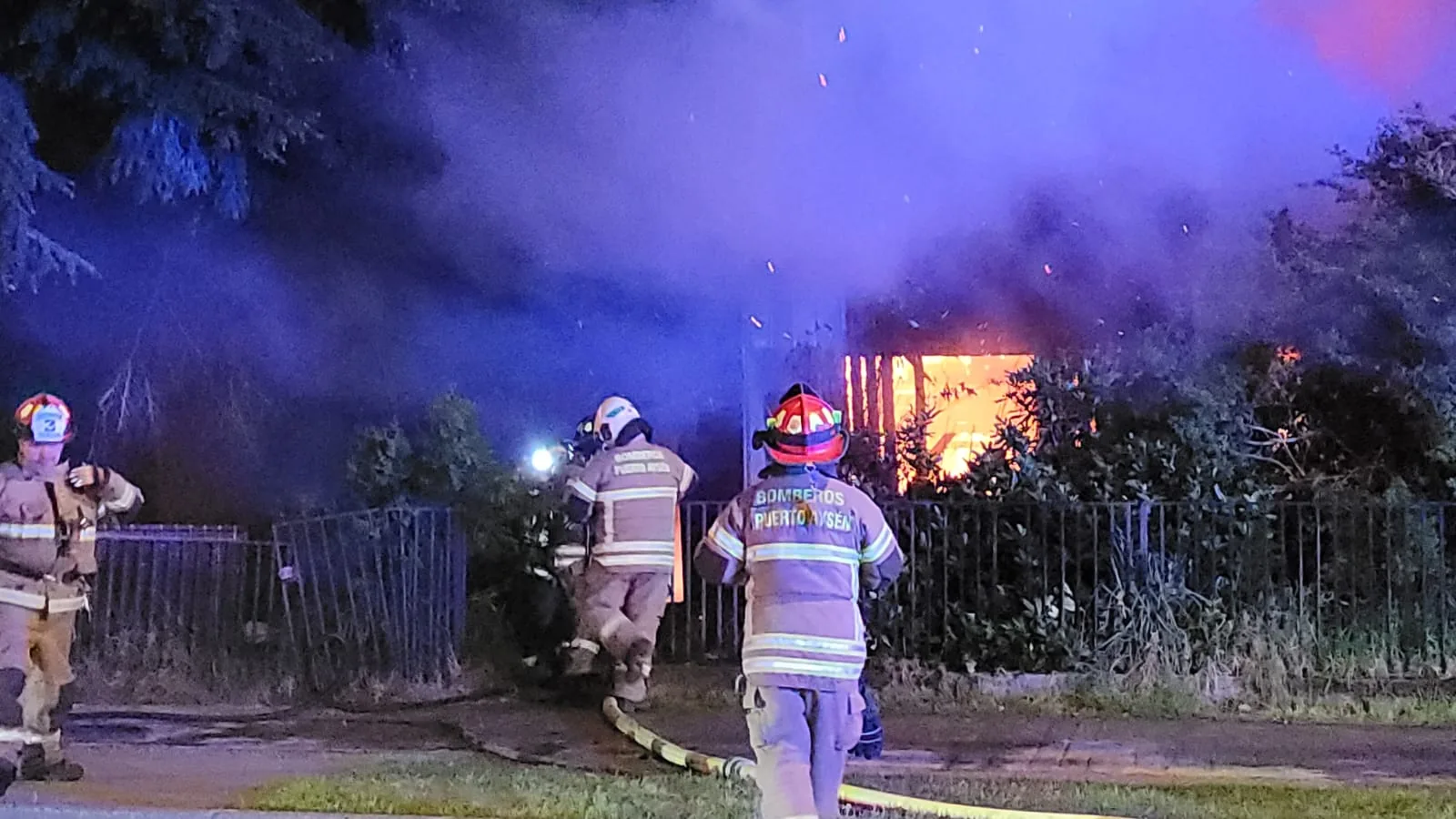 Incendio en antiguo inmueble fiscal de Puerto Aysén deja una persona rescatada y cuestiona seguridad de edificios abandonados
