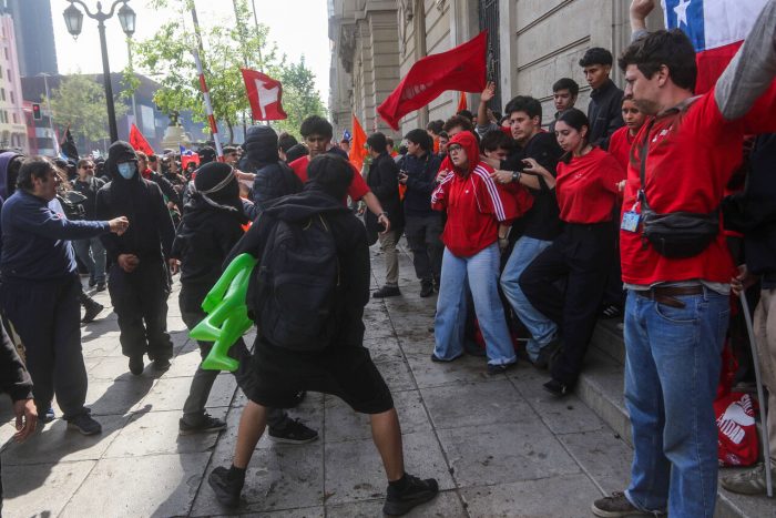 Gobierno Kast enfrenta críticas por reacción tardía a ataques contra estudiantes UC